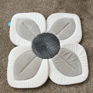 Blooming baby flower bath mat